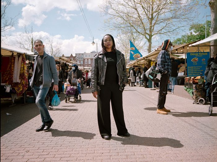 Alida Dors staat op een markt