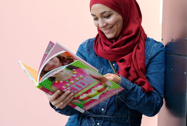 Portret Halima, ze leest een kinderboek.