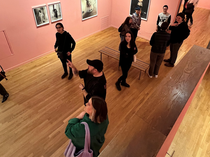 De ArtsyQueers praten met elkaar in een expositieruimte van het FOAM. 
